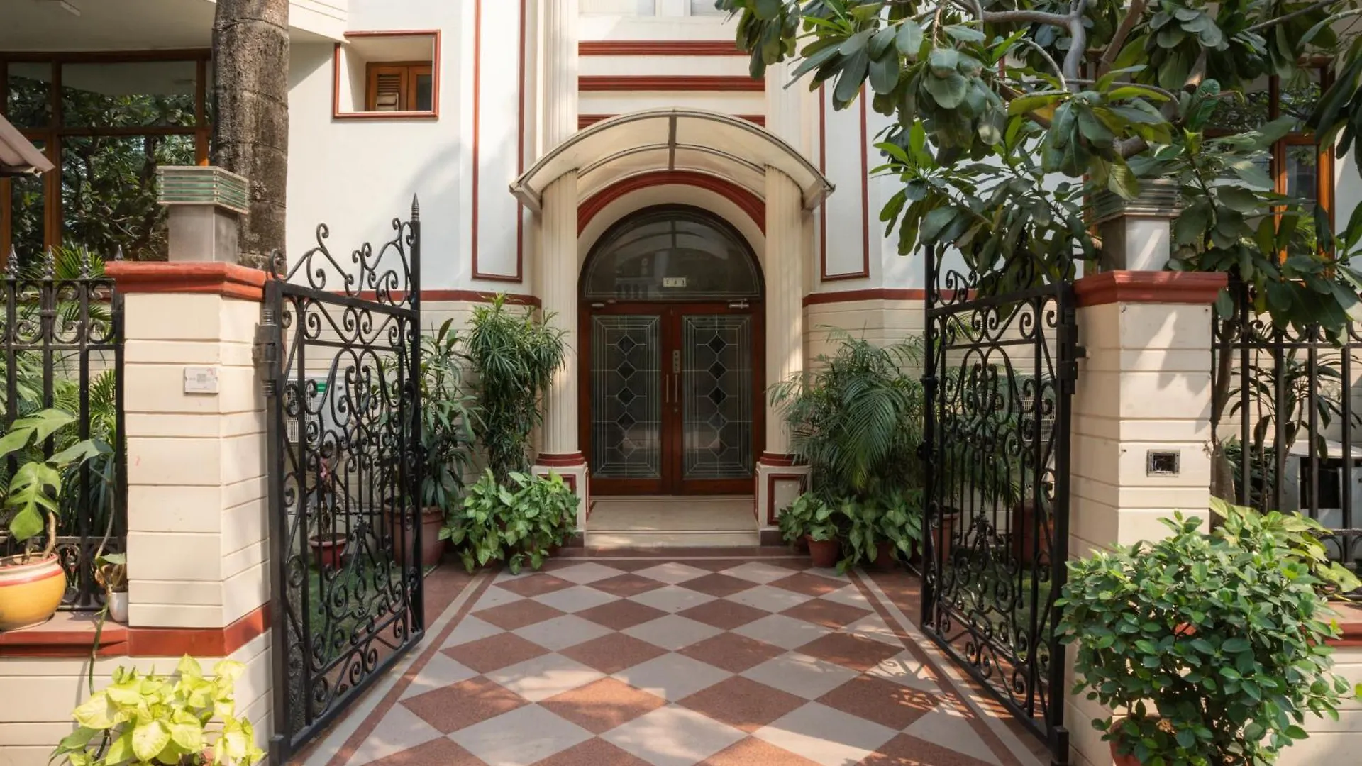 Ahuja Residency Dlf Phase 2 Hotel Gurgaon