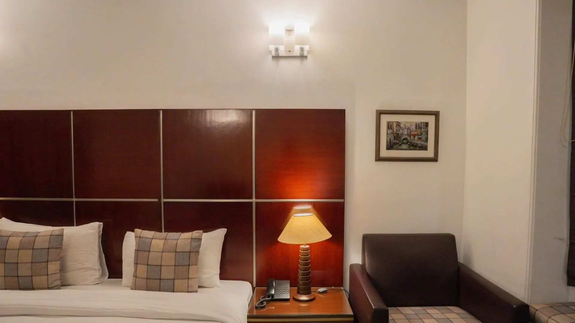 Ahuja Residency Dlf Phase 2 Hotel Gurgaon