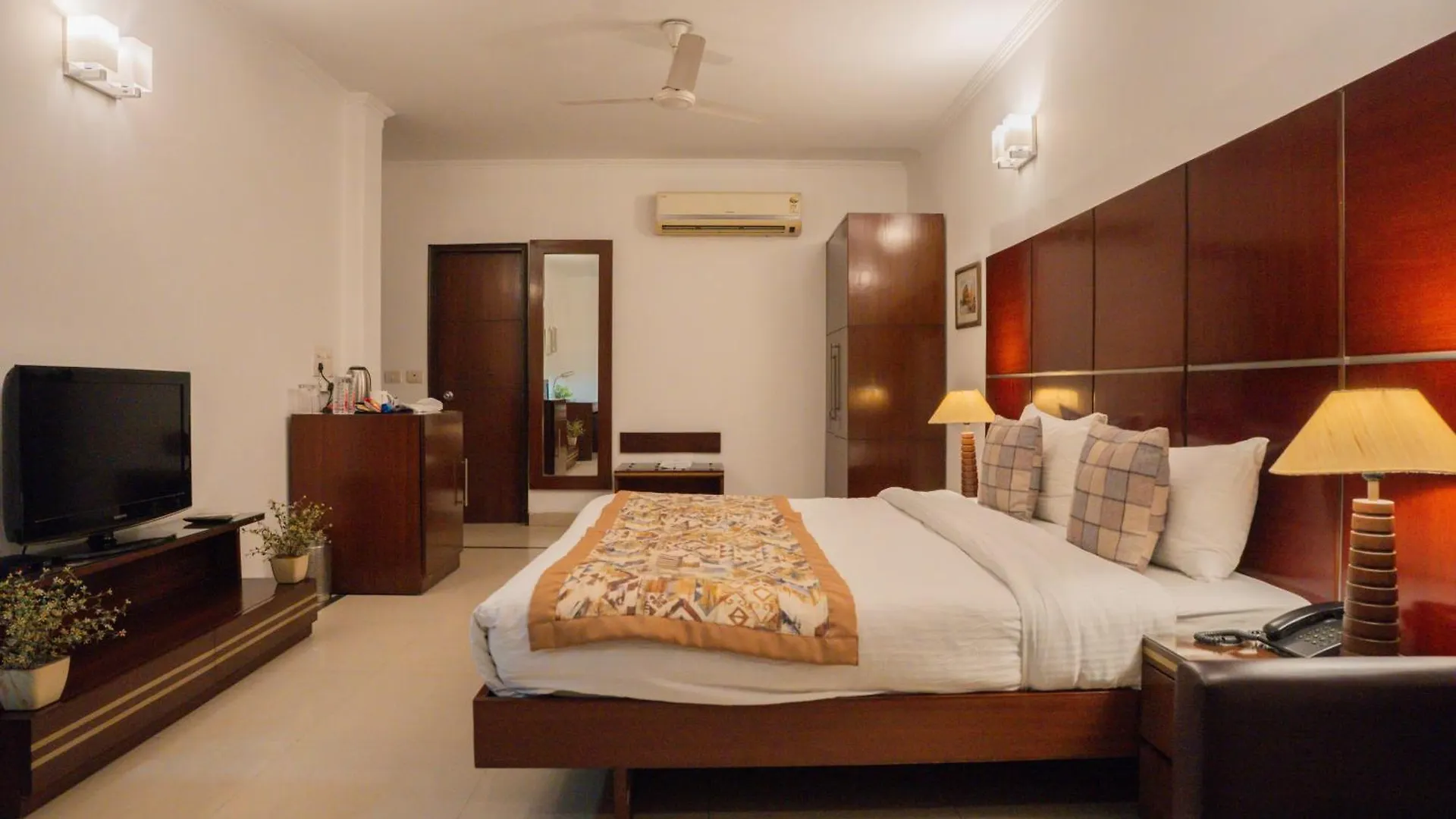 Ahuja Residency Dlf Phase 2 Hotel Gurgaon