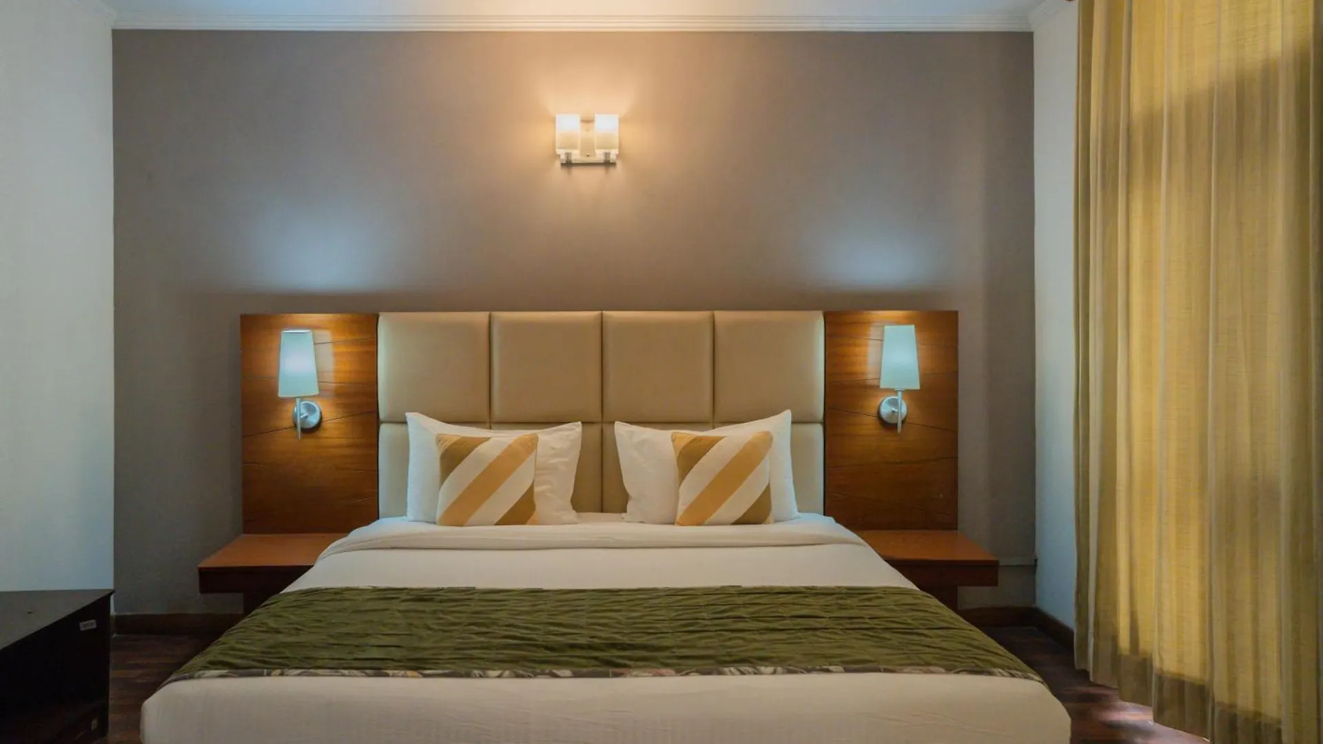 Ahuja Residency Dlf Phase 2 Hotel Gurgaon