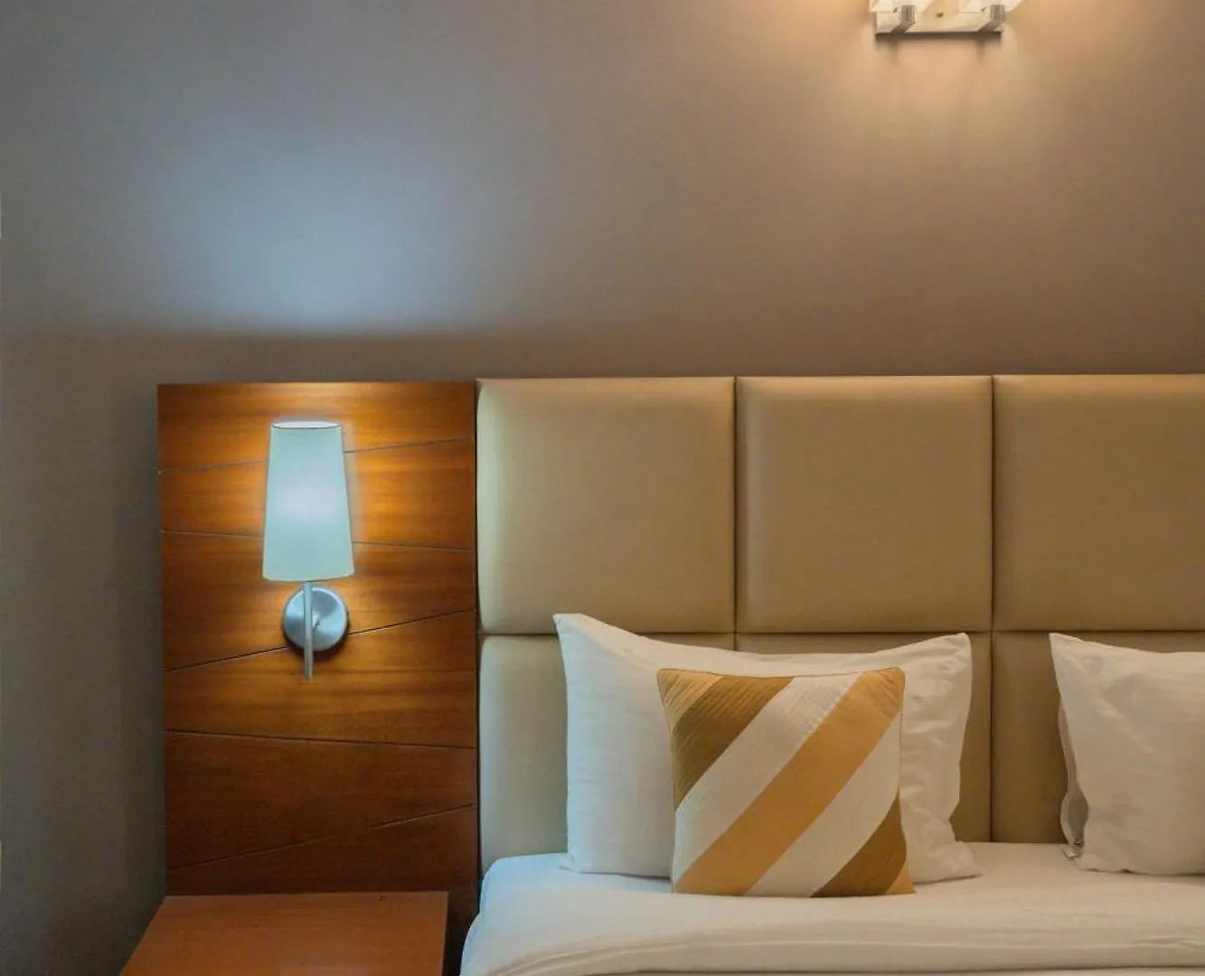 Ahuja Residency Dlf Phase 2 Hotel Gurgaon 4*,  India