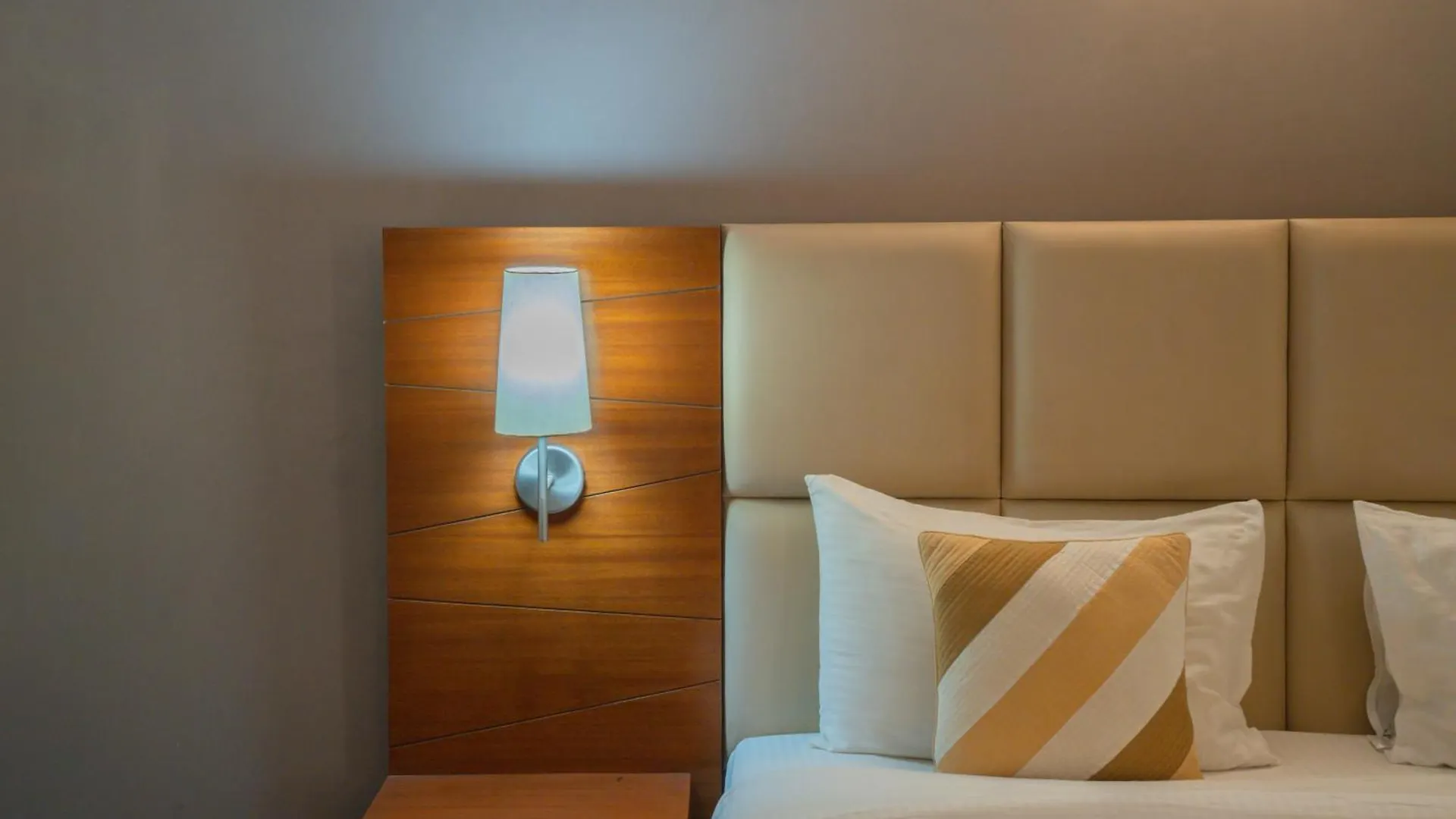 Ahuja Residency Dlf Phase 2 Hotel Gurgaon