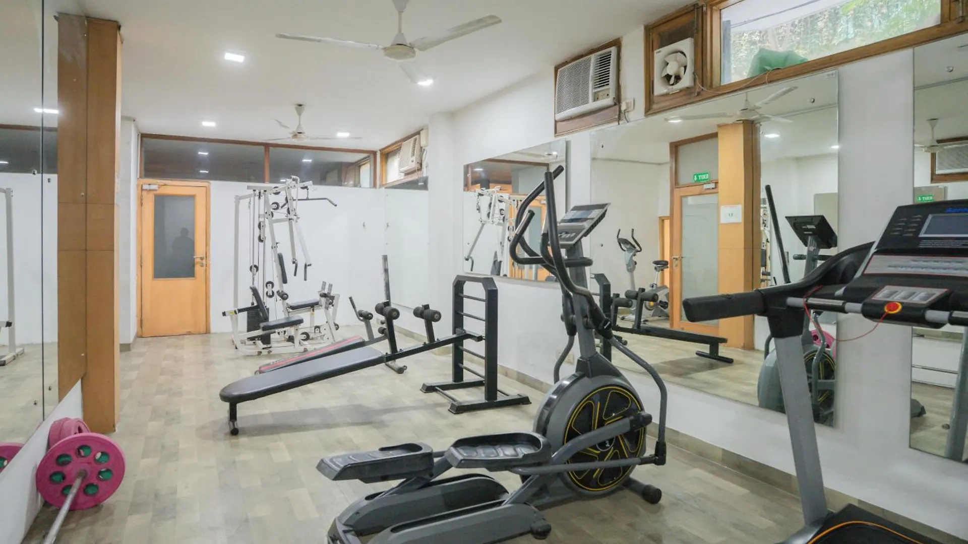 Ahuja Residency Dlf Phase 2 Hotel Gurgaon 4*,